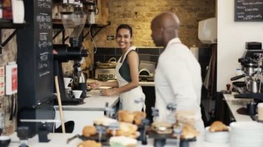 gülümseyen işçi tezgahın arkasında duran