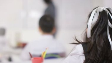sınıf çocuklarda yüksek beş öğretmen çalıştırmak.