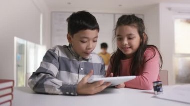 erkek ve kız bilgisayar tablet üzerinde çalışan 