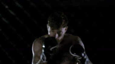 Karanlıkta eğitimi Mma savaşçı