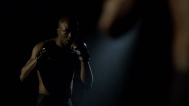 Spor salonunda eğitimi Mma savaşçı