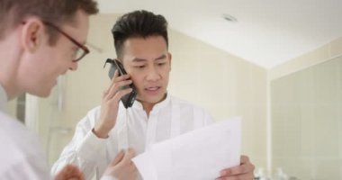 gay çift banyoda hazırlanıyor