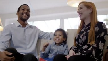 Aile televizyon izliyor.