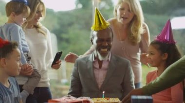 adam doğum günü kutluyor 