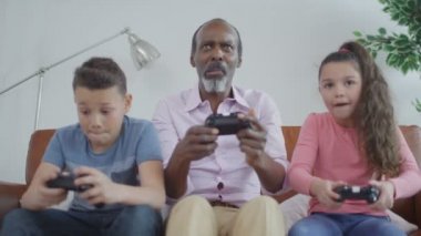 video oyunları oynamaya çalışan büyükbaba