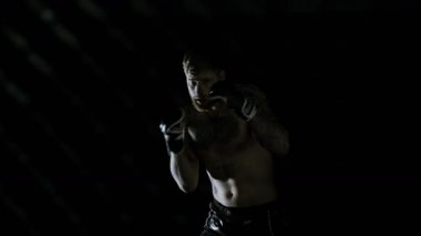 Tekme atma Mma savaşçı