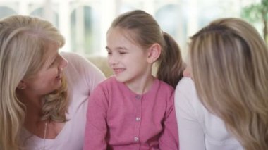 Güzel gülümseyen aile