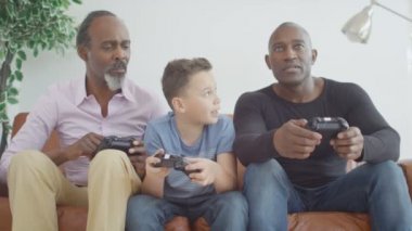 video oyunları oynarken aile