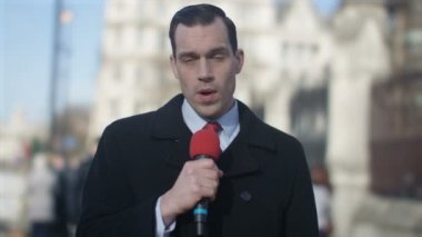 Haber muhabiri canlı kamera için yapmaya