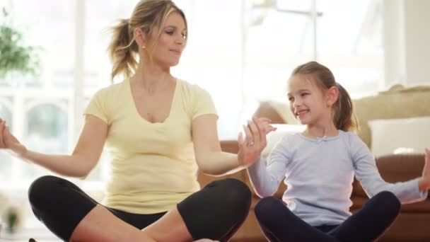 Madre e hija haciendo yoga — Vídeo de stock