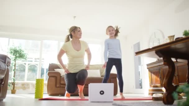 Madre e hija siguen un yoga — Vídeo de stock