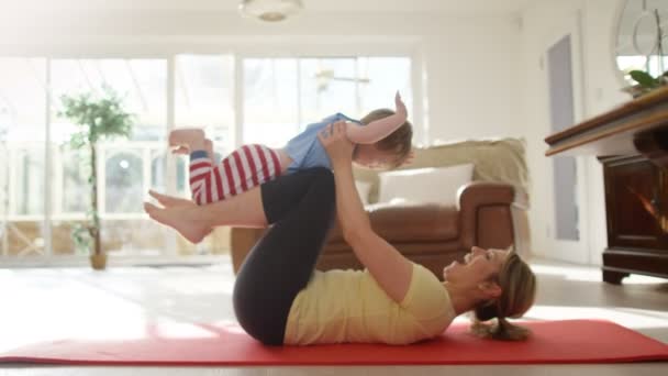 Ibu melakukan yoga dengan anak — Stok Video