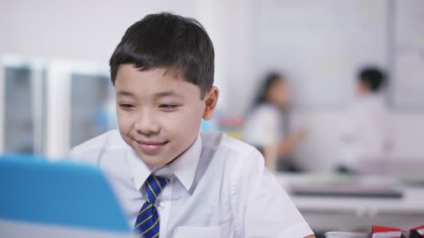 Malý chlapec a dívka při pohledu na počítači — Stock video