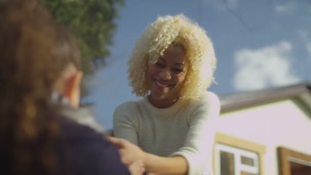 Mère et fille jouant pat-a-cake — Video