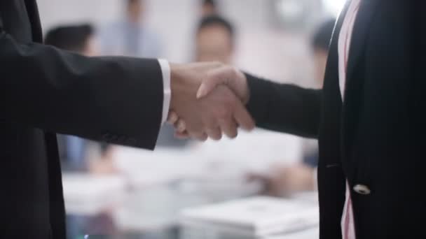 Homem de negócios e mulher apertando as mãos — Vídeo de Stock