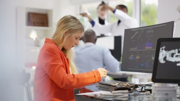 ingénieurs analysant les données techniques 