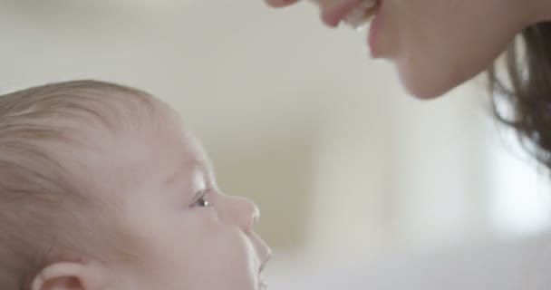 Madre sosteniendo hija en casa — Vídeos de Stock
