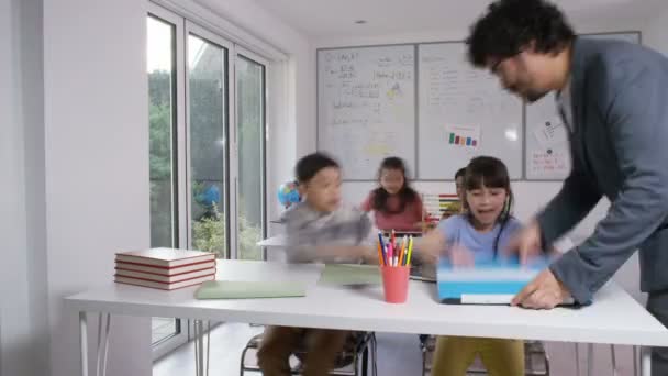 Crianças e professores juntos em sala de aula — Vídeo de Stock