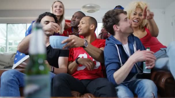 Friends watching American football game — Αρχείο Βίντεο