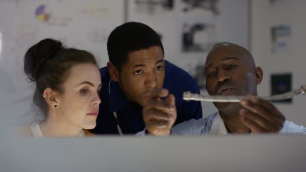 Equipe de engenharia examinando componentes — Vídeo de Stock