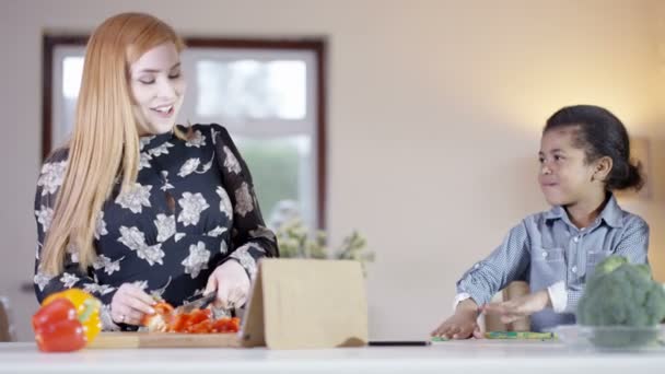 Anya és fia készül az étkezés — Stock videók