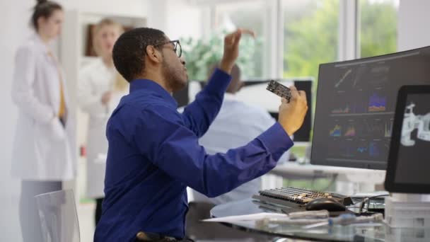 Ingenieurs die het analyseren van technische gegevens — Stockvideo