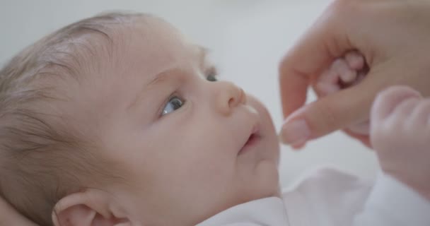 Madre sosteniendo hija en casa — Vídeo de stock