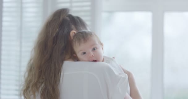 Мать держит малышку дочь — стоковое видео