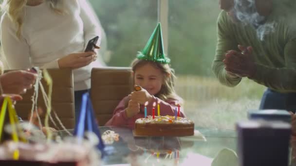 Chica celebrando su cumpleaños — Vídeos de Stock