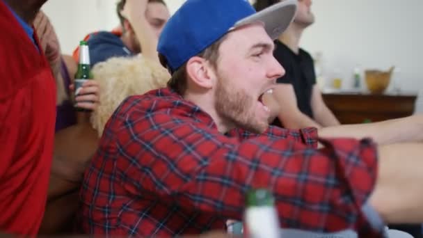 Freunde beobachten American Football Spiel — Stockvideo