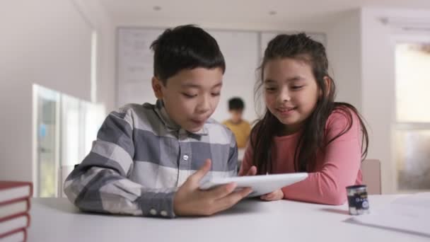 Boy and girl working on computer tablet — Stock Video