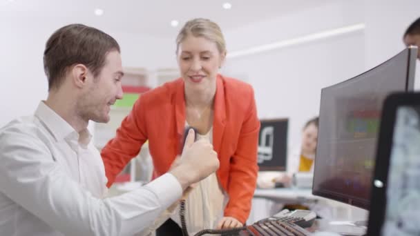 ingénieur analysant technique 