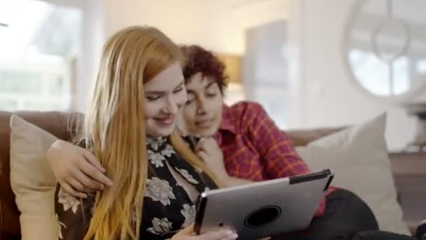 Kadın çift evde rahatlatıcı — Stok video