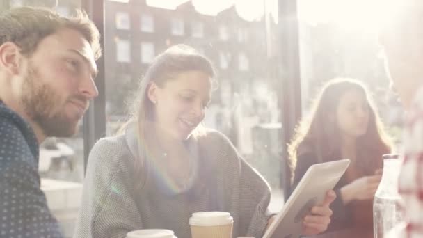 Amigos usando tecnología — Vídeo de stock