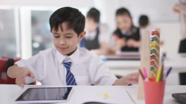 Niños pequeños de la escuela en clase — Vídeo de stock