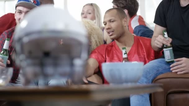 Amis regarder le match de football à la télévision — Video