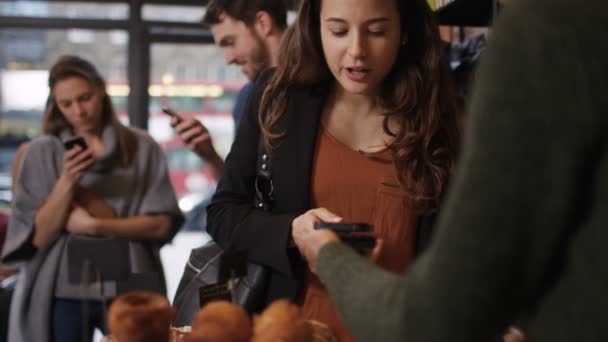 Client au café effectue le paiement 