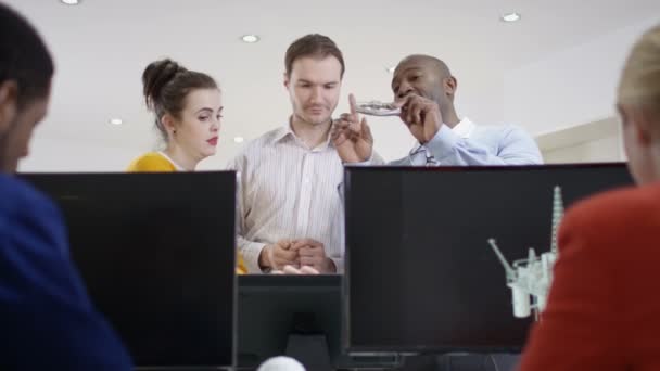 Equipe de engenharia olhando para componentes — Vídeo de Stock