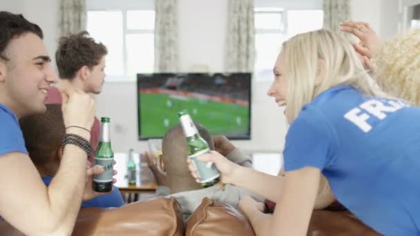 Amigos viendo deportes juego en la televisión — Vídeo de stock