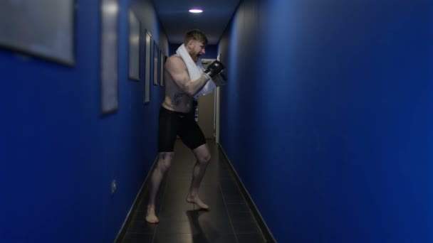 Винищувач MMA psyching сам вгору — стокове відео