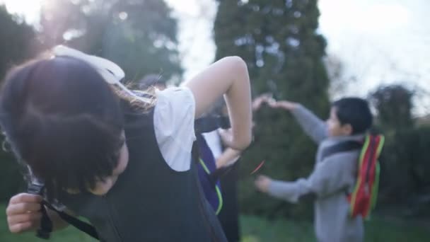 Niña sonriente con mochila — Vídeos de Stock