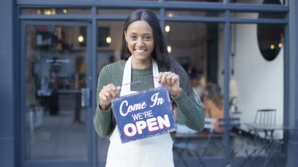 Café ägare håller upp en bety — Stockvideo