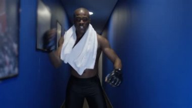  Medyumluk Mma savaşçı kendini yukarı