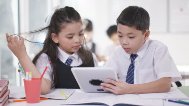 chlapec a dívka při pohledu na počítači tablet 