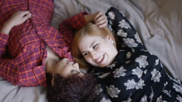 女性对夫妇躺着放松 — 图库视频影像