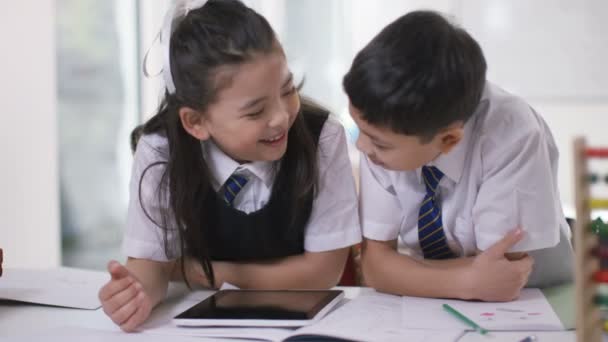 Kleine jongen en meisje werken op tablet-computer — Stockvideo