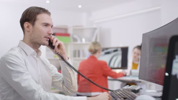 ingénieur analysant technique 