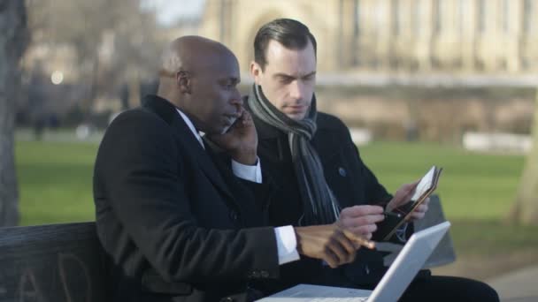 Businessmen using technology — Αρχείο Βίντεο