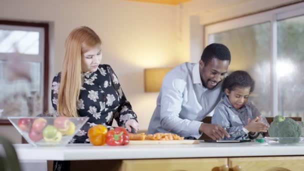 Family preparing a meal — Stock video