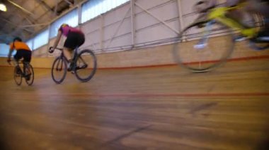 bisiklet takımı velodrome tur yapıyor
